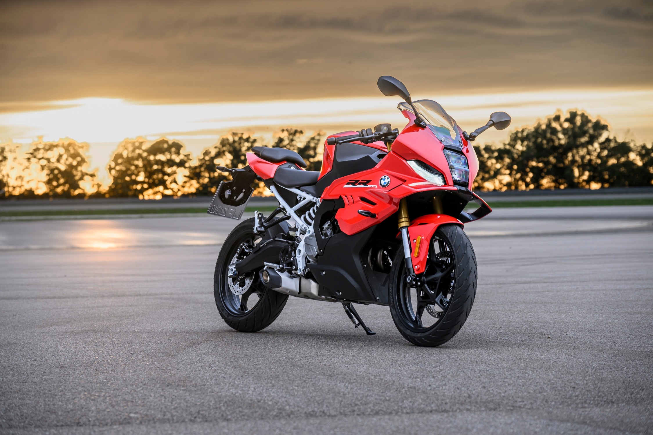 A BMW F 450 RR, numa fotografia oficial da BMW Motorrad.