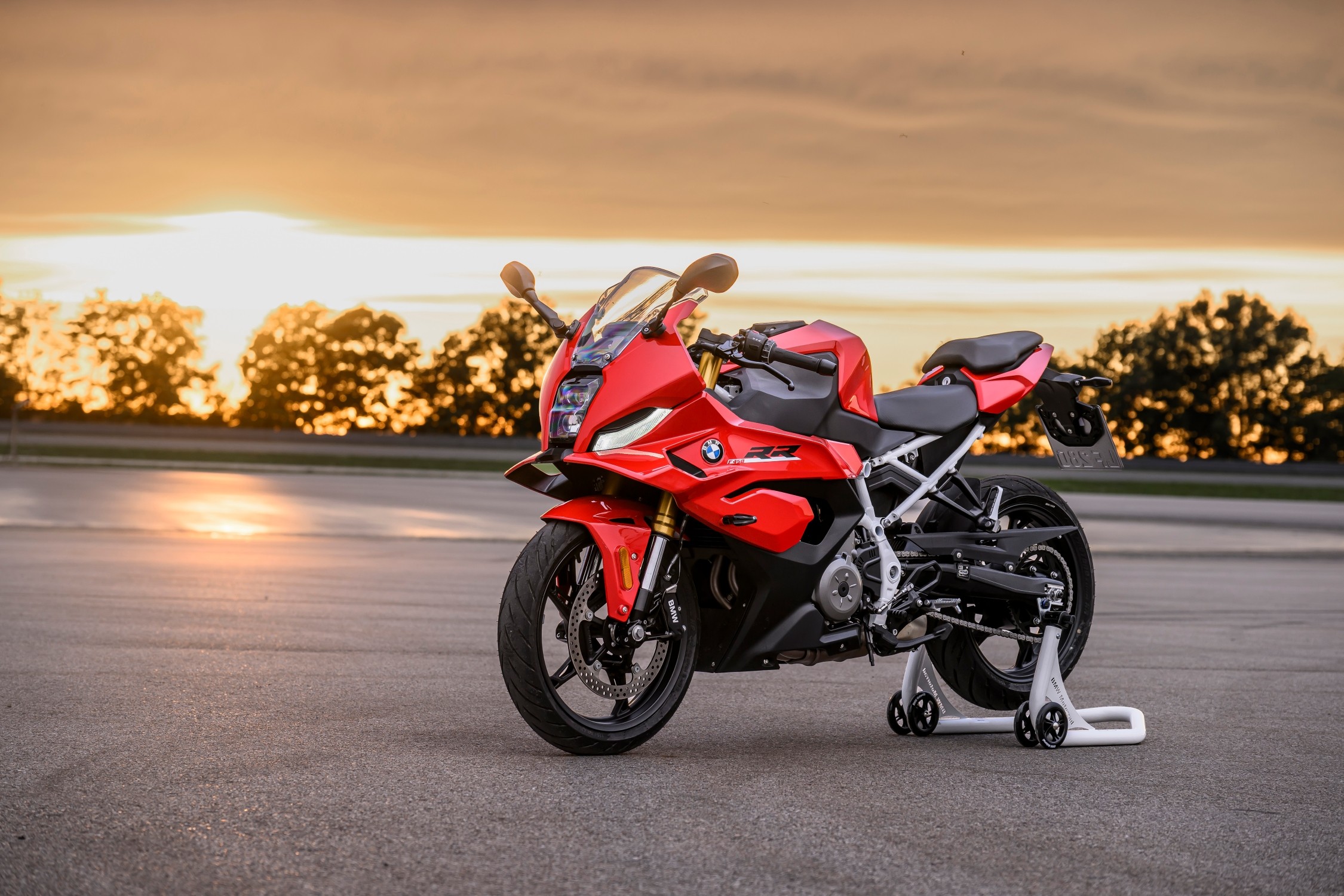 A BMW F 450 RR, numa fotografia oficial da BMW Motorrad.