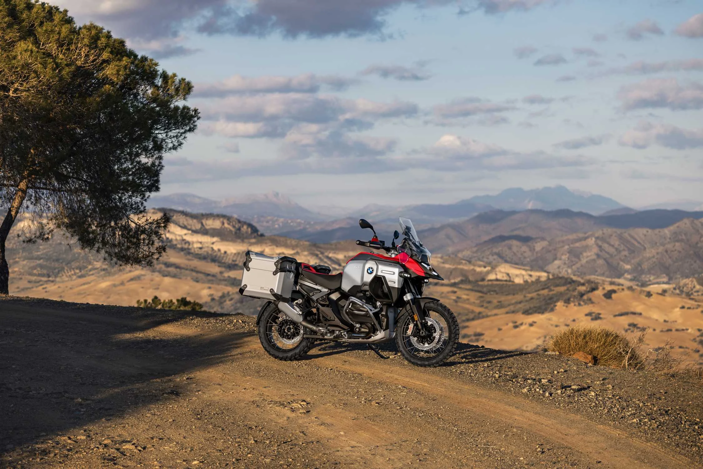 Na imagem, o BMW R 1300 GS, numa fotografia oficial da BMW.