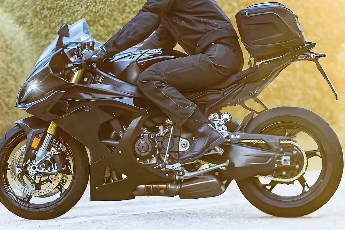 Frente redesenhada nas imagens da BMW S 1000 RR em testes