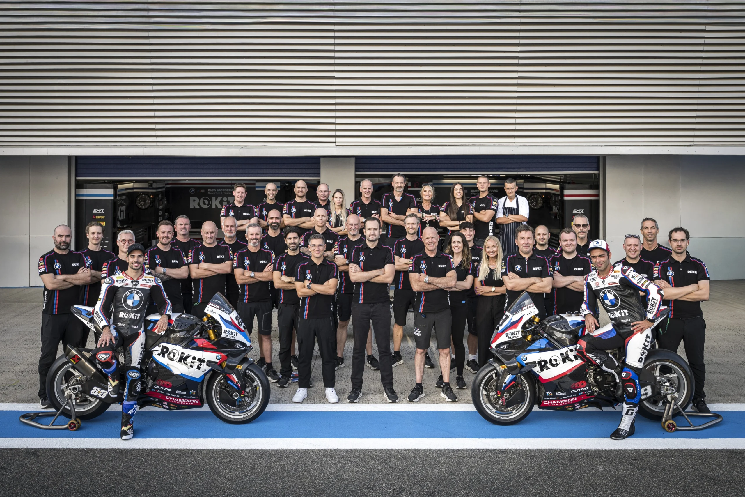 Não é Brad Binder; mostra Miguel Oliveira #88 (POR) e Danilo Petrucci #9 (ITA) com a BMW M 1000 RR, em Jerez, em 2026.