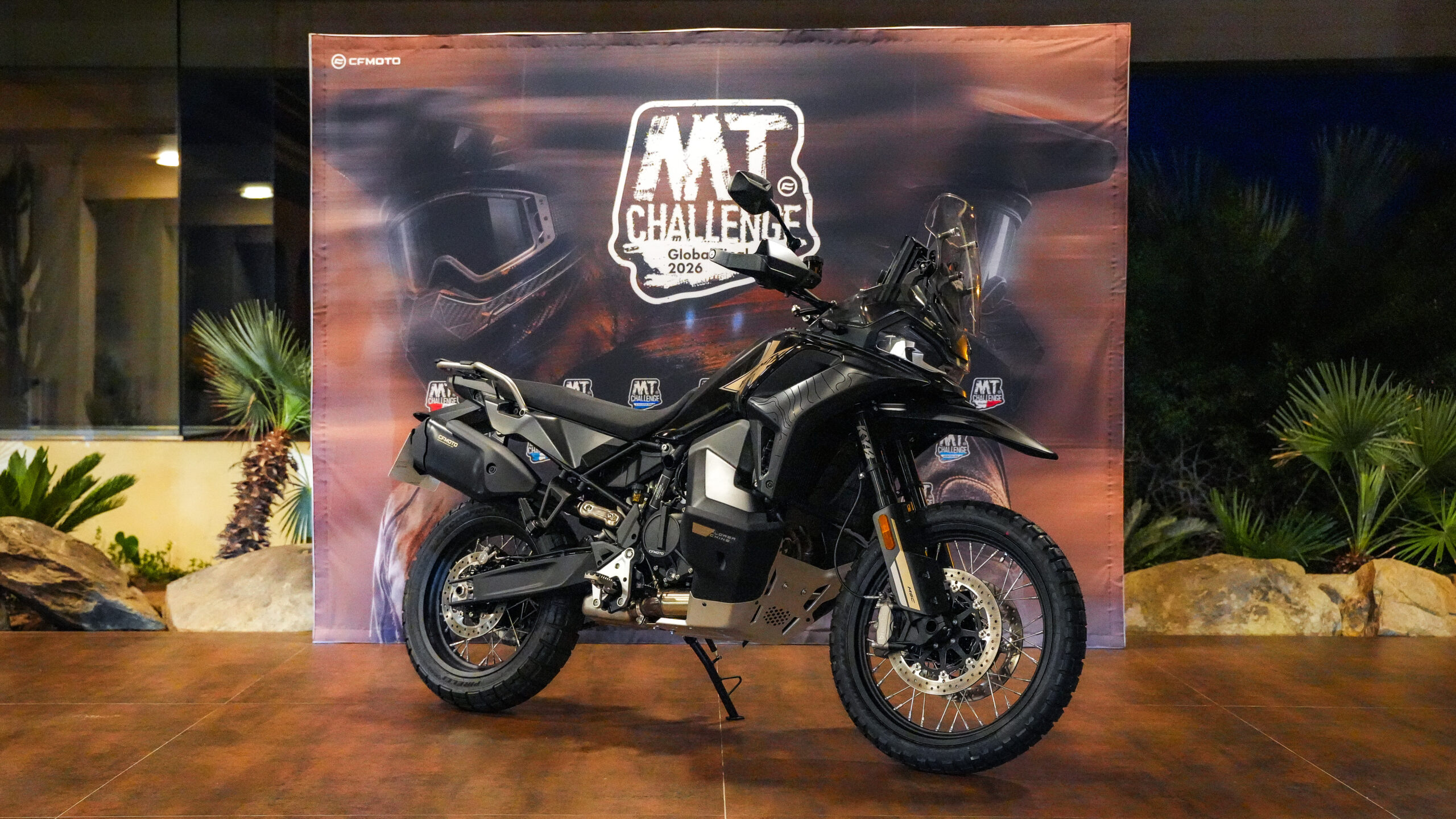 A CFMOTO 1000MT-X no CFMOTO MT Challenge, na fotografia do comunicado do importador sobre a estreia da Nebula Black. A cor e o local não são confirmados pela legenda da fonte