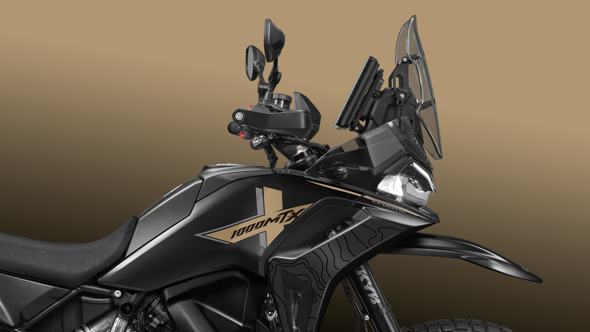 A CFMOTO 1000MT-X em Nebula Black, preta com detalhes dourados, na fotografia oficial da CFMOTO Benelux