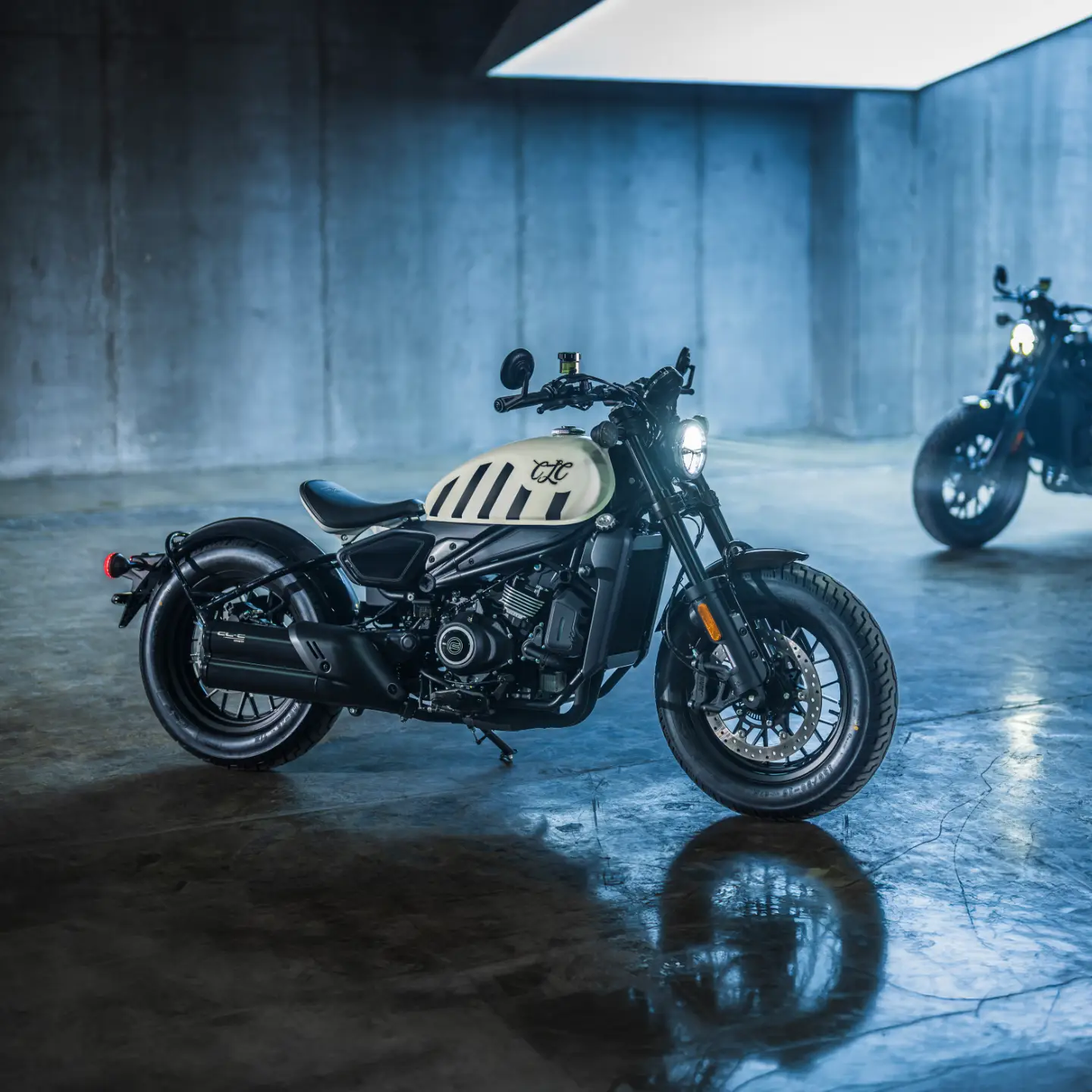 CFMOTO 450CL-C Bobber, imagem oficial de detalhe da versão monolugar.