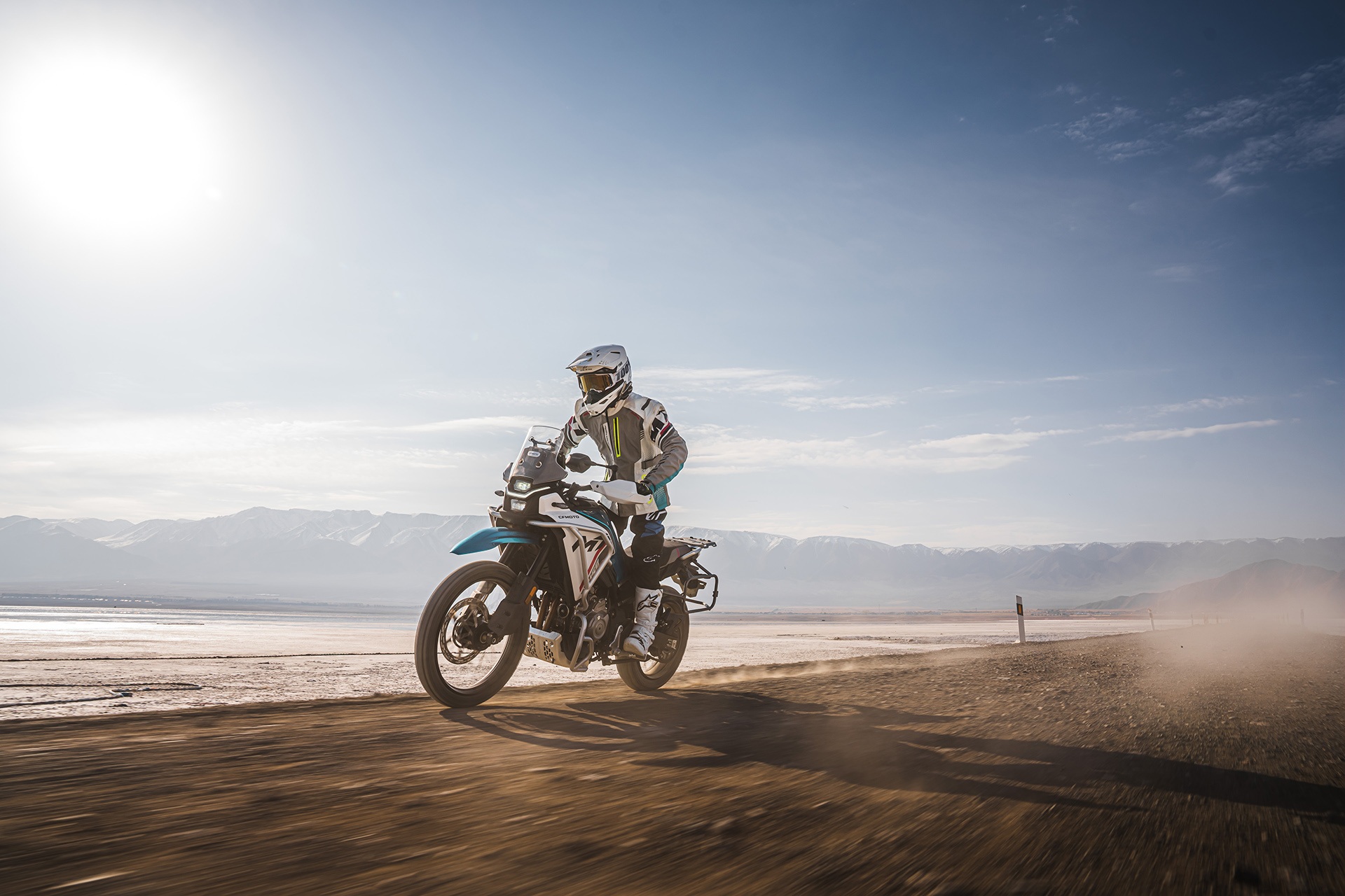 A CFMOTO 450MT numa fotografia oficial; não é a possível 550MT.