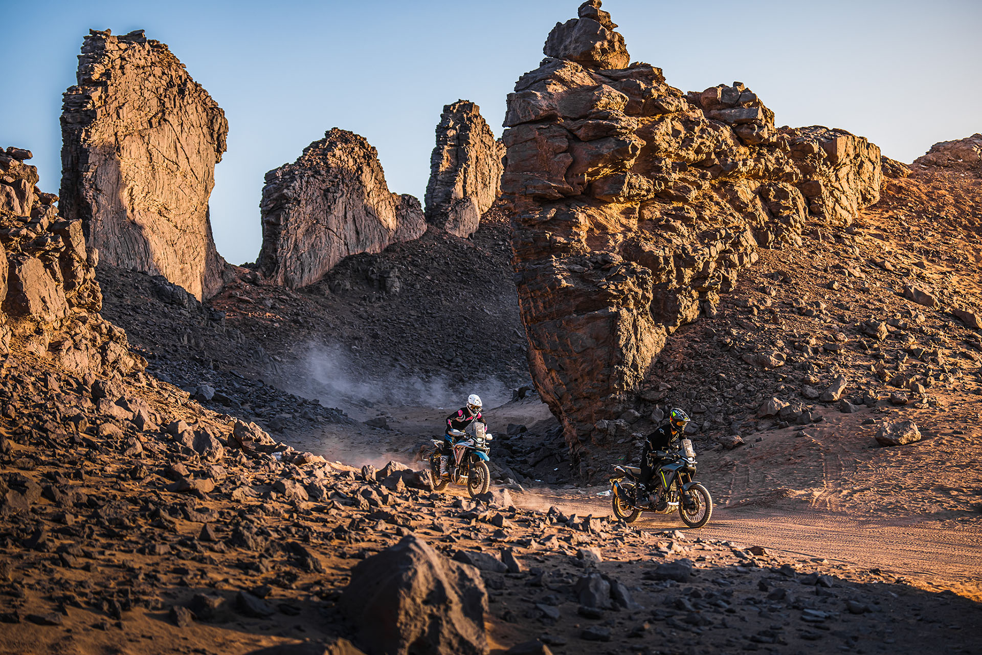 A CFMOTO 450MT numa fotografia oficial; não é a possível 550MT.