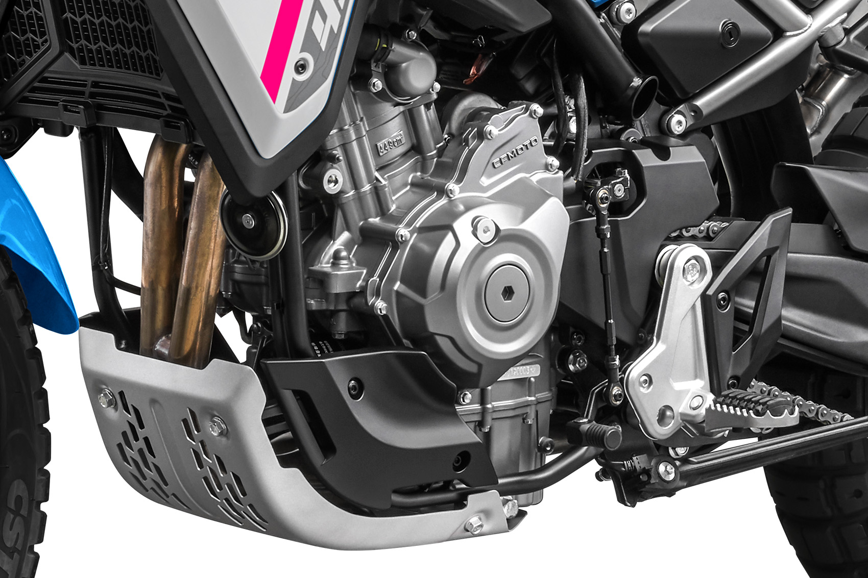 A CFMOTO 450MT numa fotografia oficial; não é a possível 550MT.