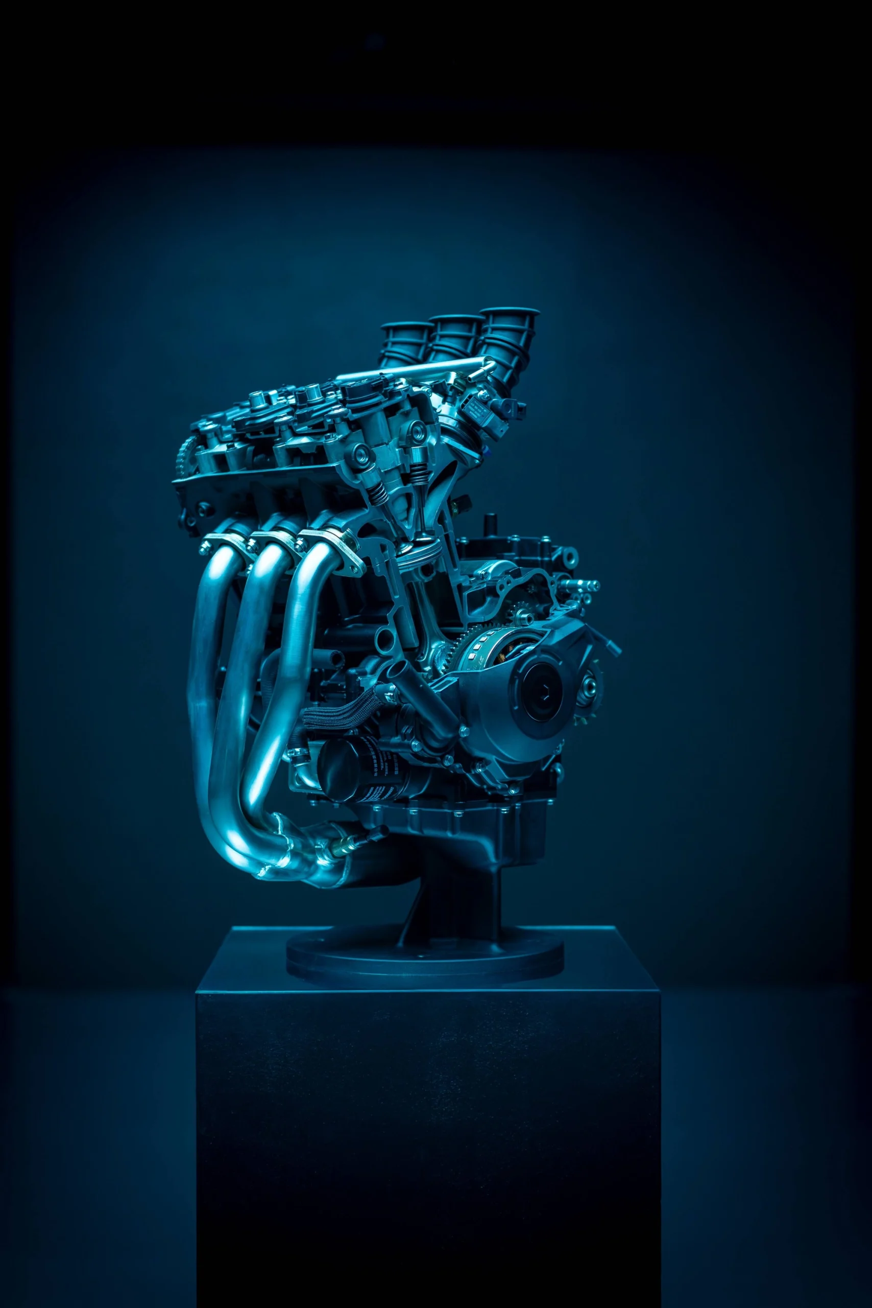 O motor da CFMOTO 675SR-R de produção, não um motor de MotoGP.