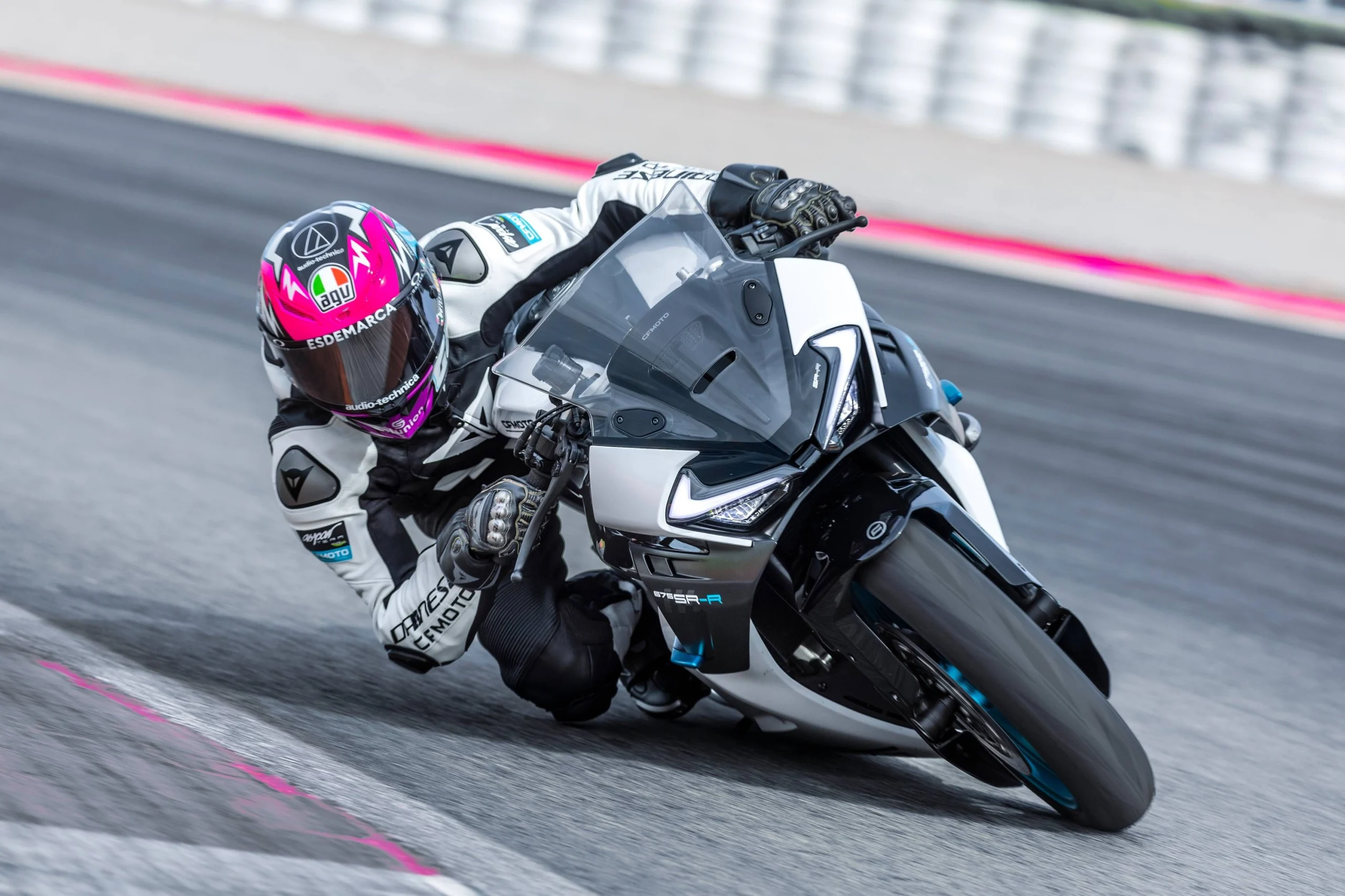A CFMOTO 675SR-R de produção, modelo anunciado para o WorldWCR; não é a moto de MotoGP de que fala o artigo.