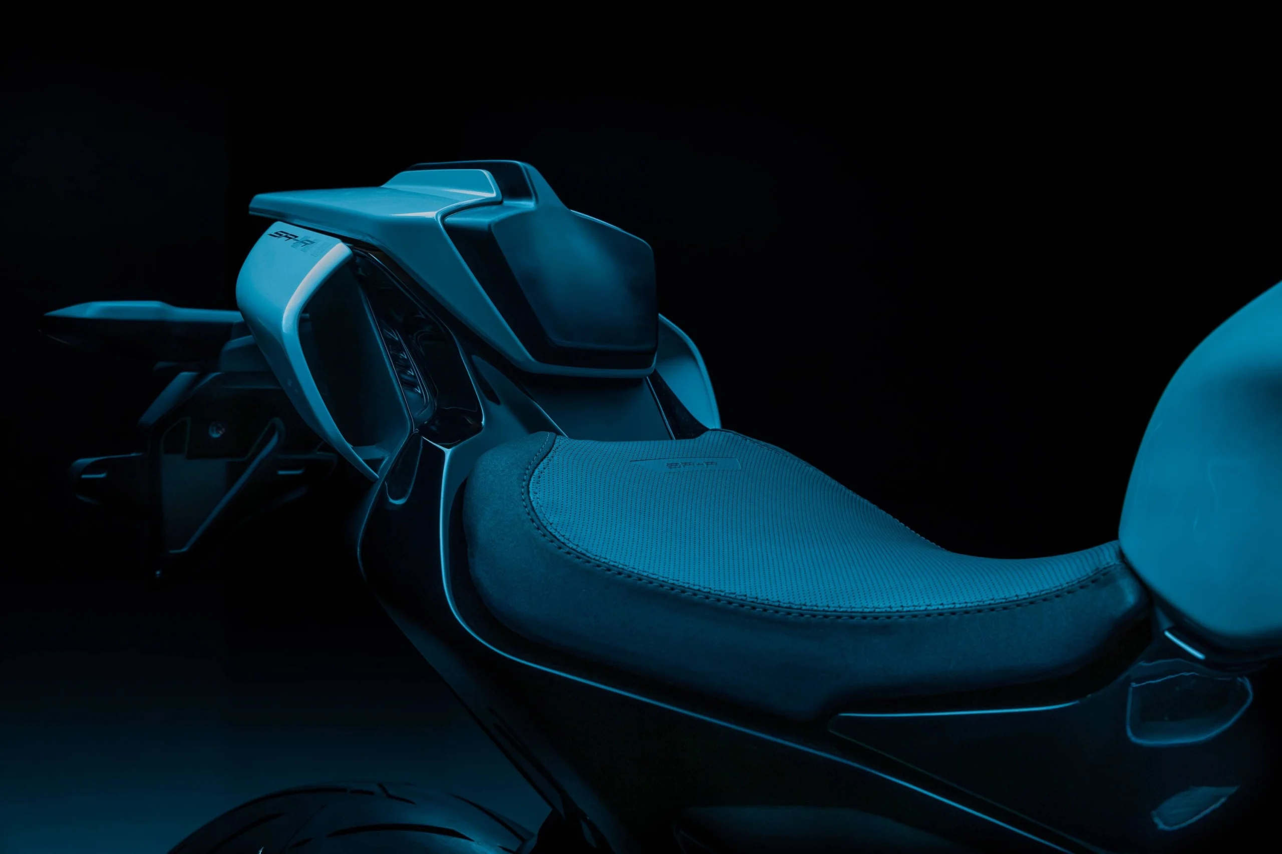 A CFMOTO 675SR-R de produção, numa fotografia de ambiente; não é um protótipo de MotoGP.