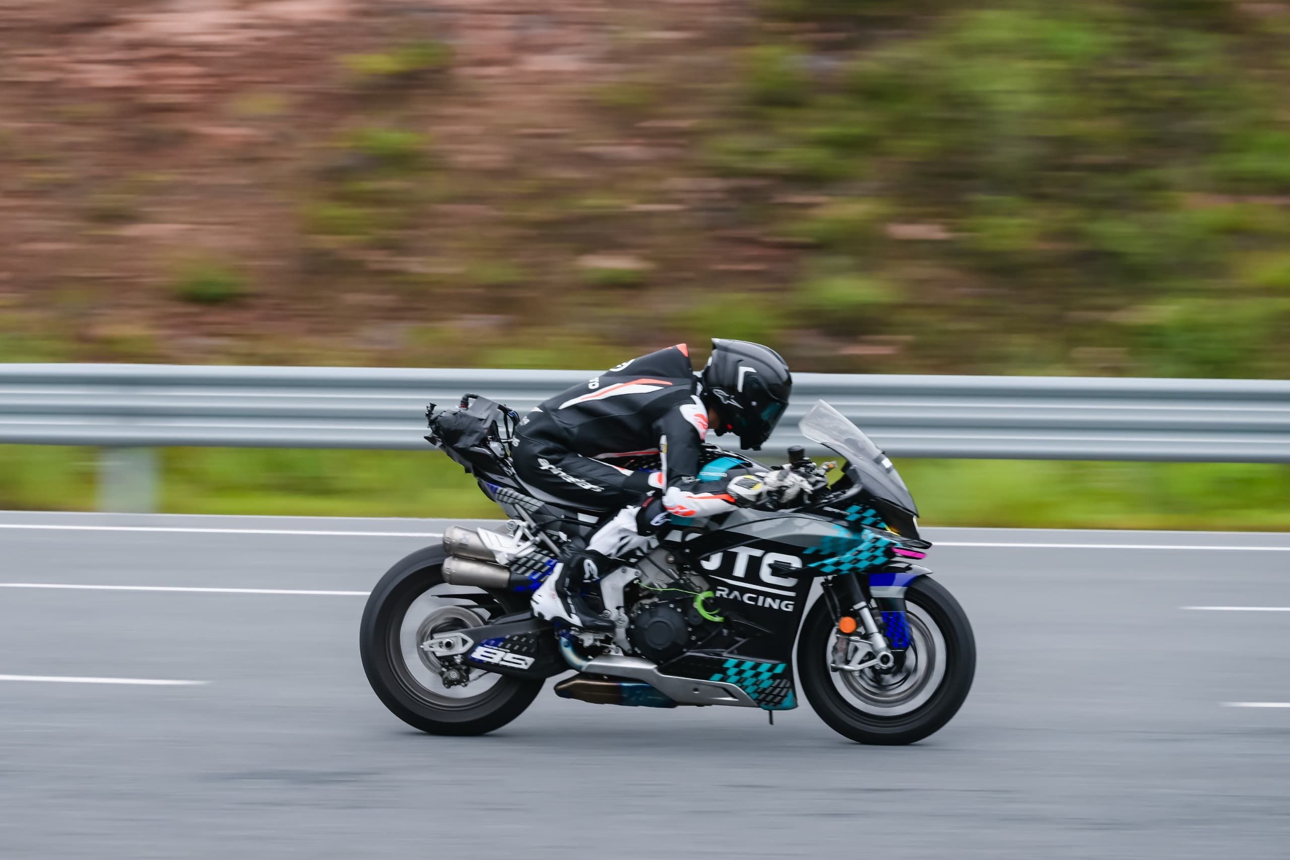 O protótipo CFMOTO V4 SR-RR, numa fotografia oficial da marca.