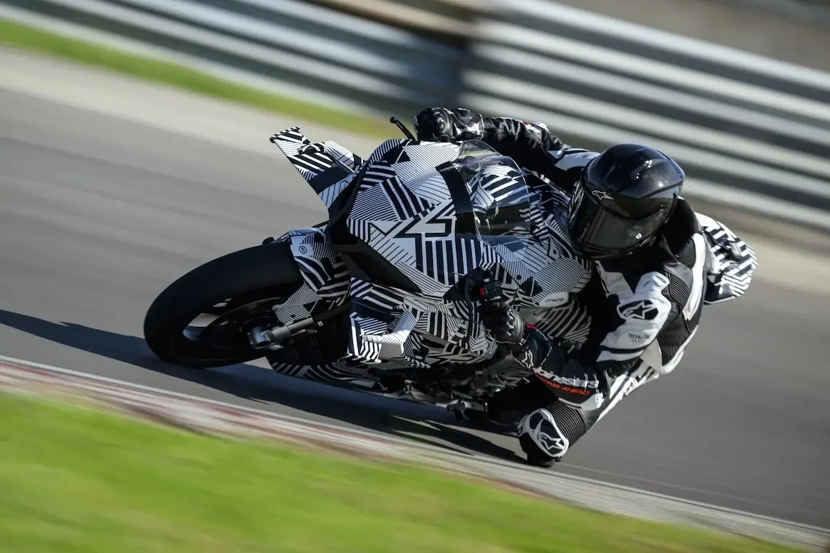 O que surpreendeu os pilotos na CFMOTO V4 SR-RR?