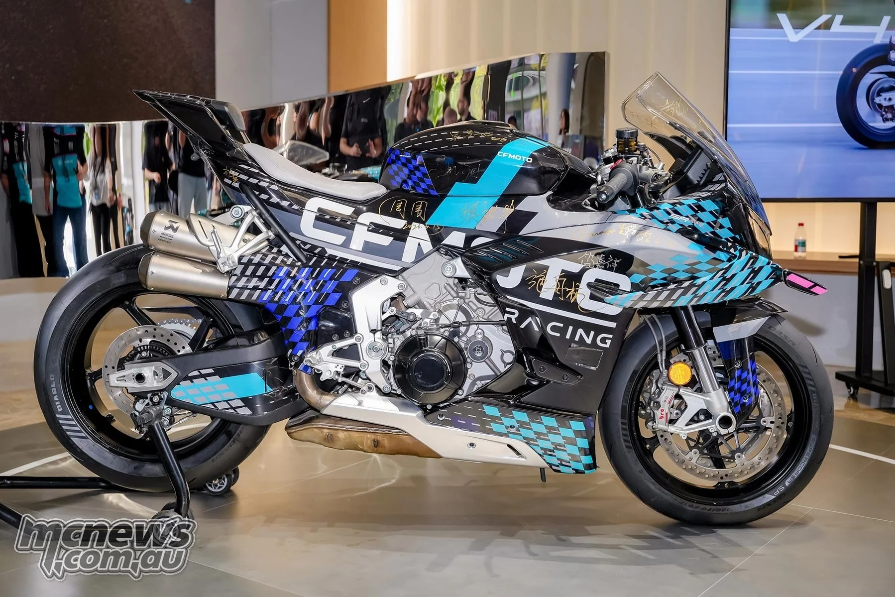 O motor da CFMOTO V4 SR-RR passou de 70 a 90 graus para rodar mais