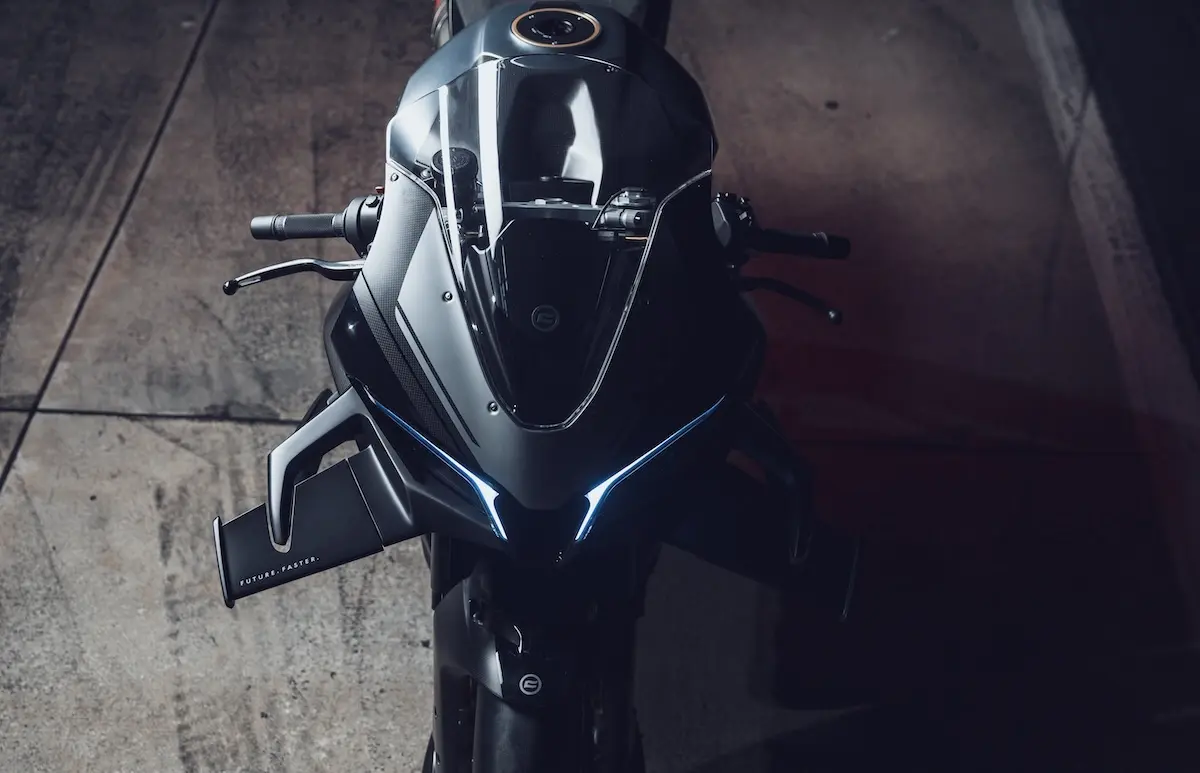 A frente e as asas aerodinâmicas da CFMOTO V4 SR-RR Prototype, numa fotografia oficial da marca.