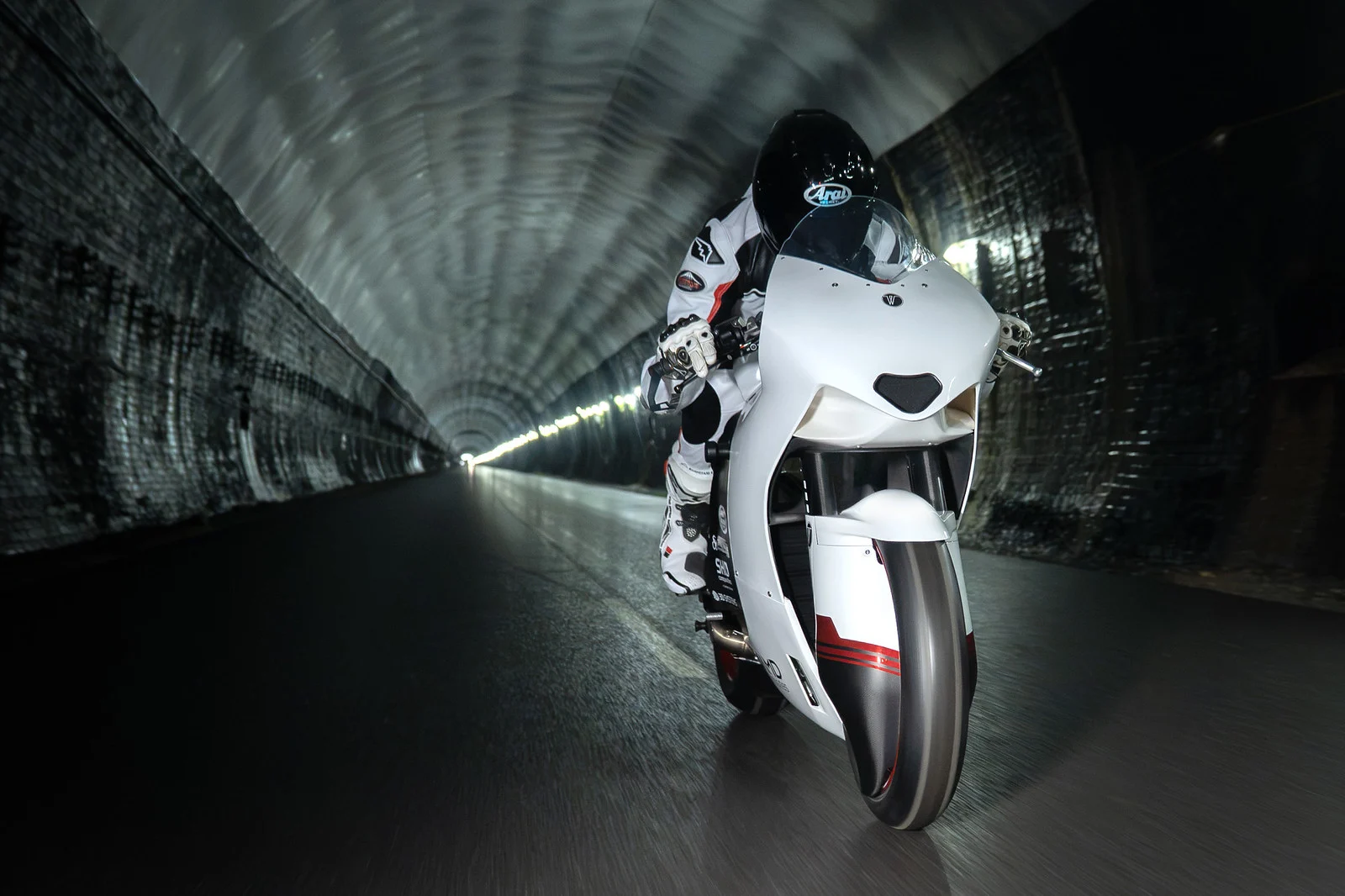 O ar atravessa a WMC-Mono-RR por um túnel no centro da moto