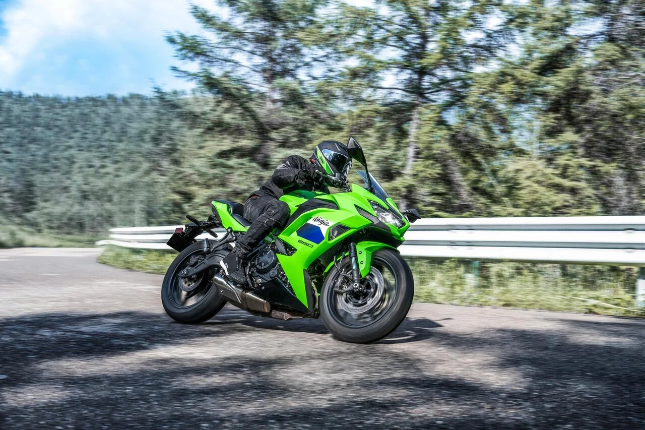 A Kawasaki Ninja 650 trocou a forquilha convencional por uma invertida em 2027