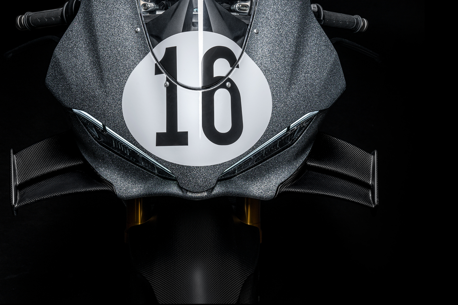 A Ducati Panigale V4 S 100, decoração prateada da Collezione 100.