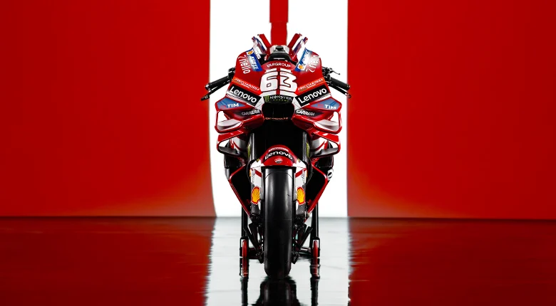 A Ducati Desmosedici GP26 de 2026, numa fotografia oficial da Ducati. A imagem não permite confirmar detalhes da caixa de velocidades.