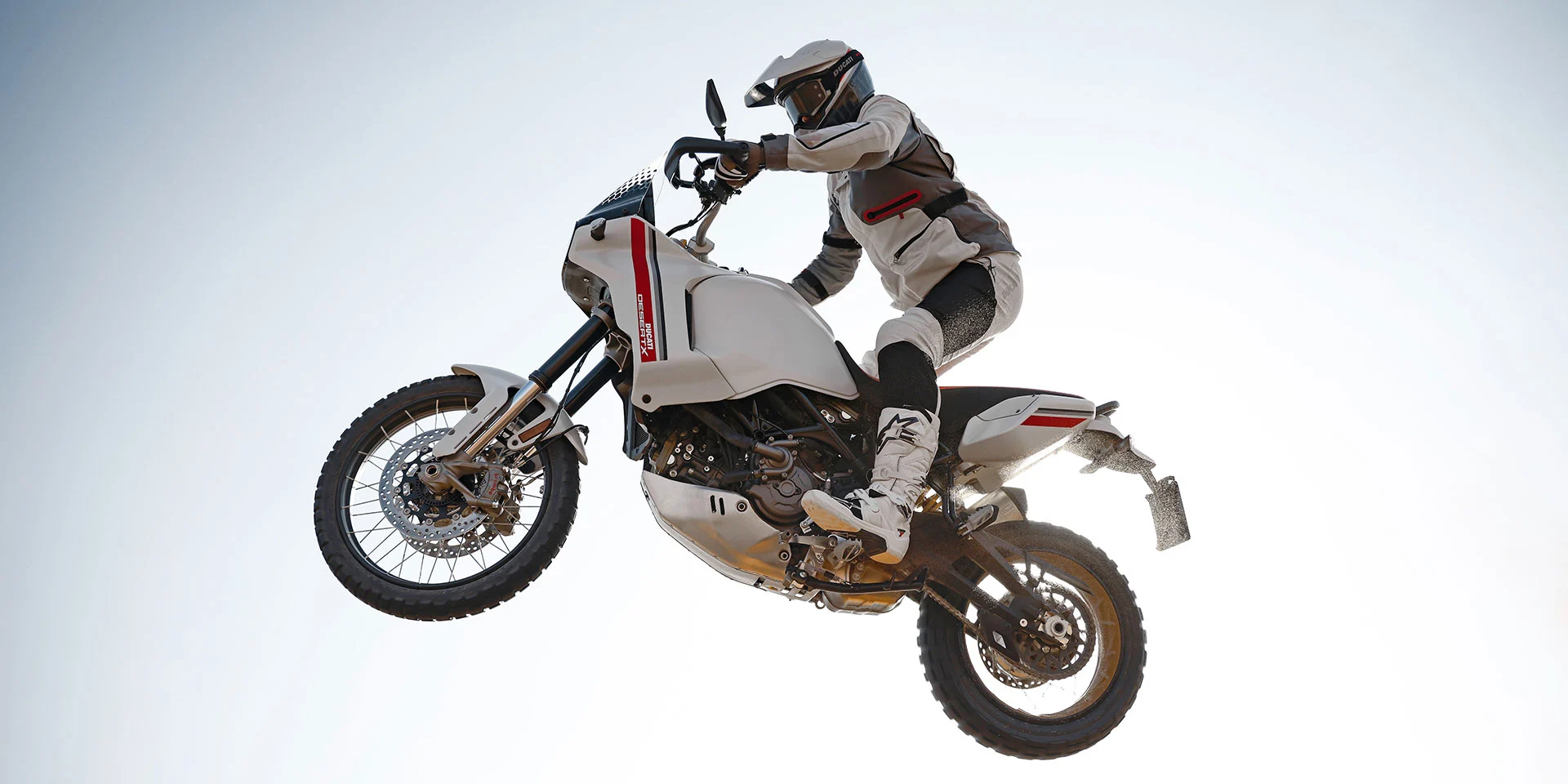 Na imagem, o Ducati DesertX, numa fotografia oficial da Ducati.