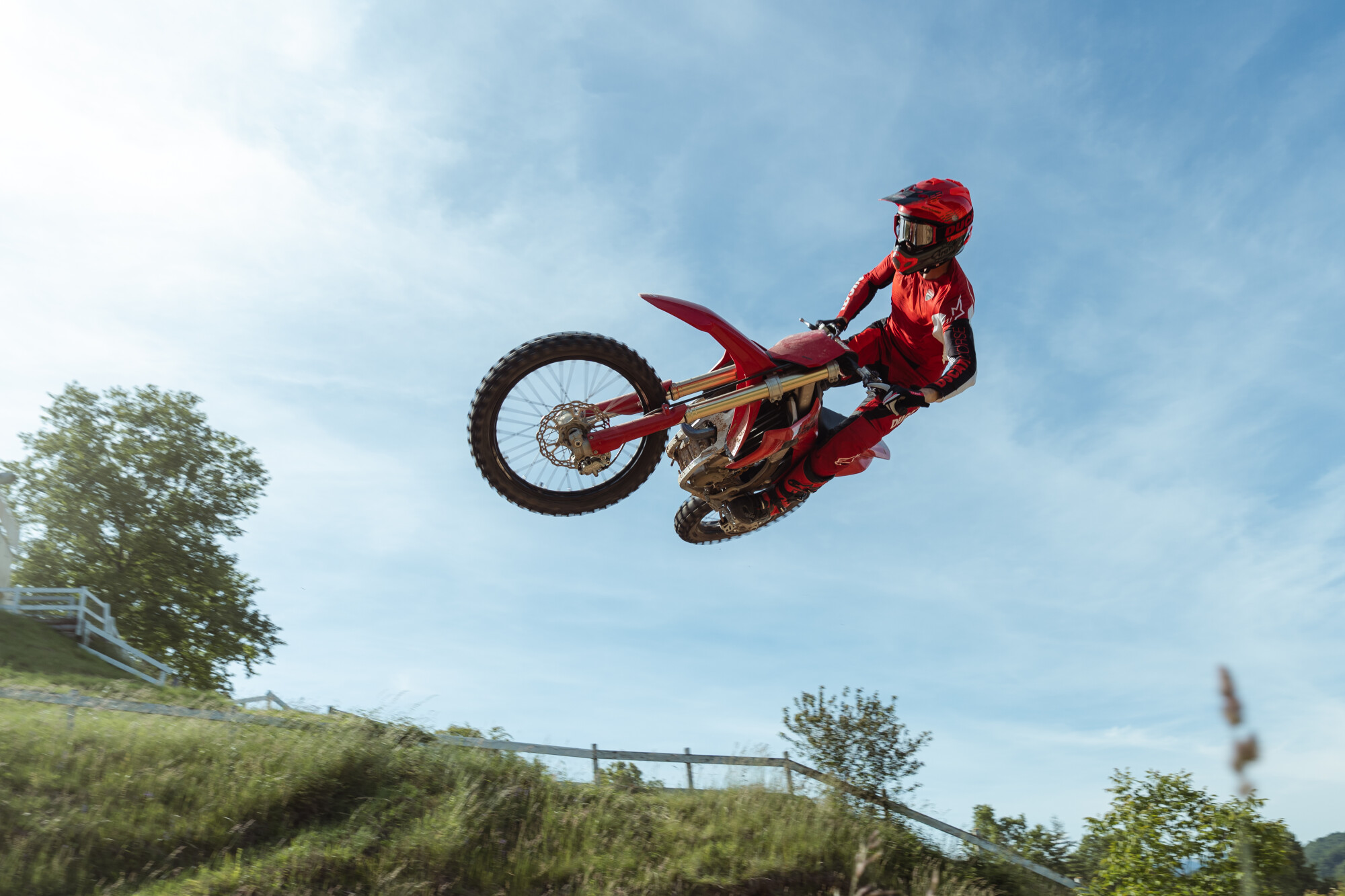 Ducati Desmo450 MX ou Desmo450 MX Factory de 2027; a versão específica não está identificada na galeria.