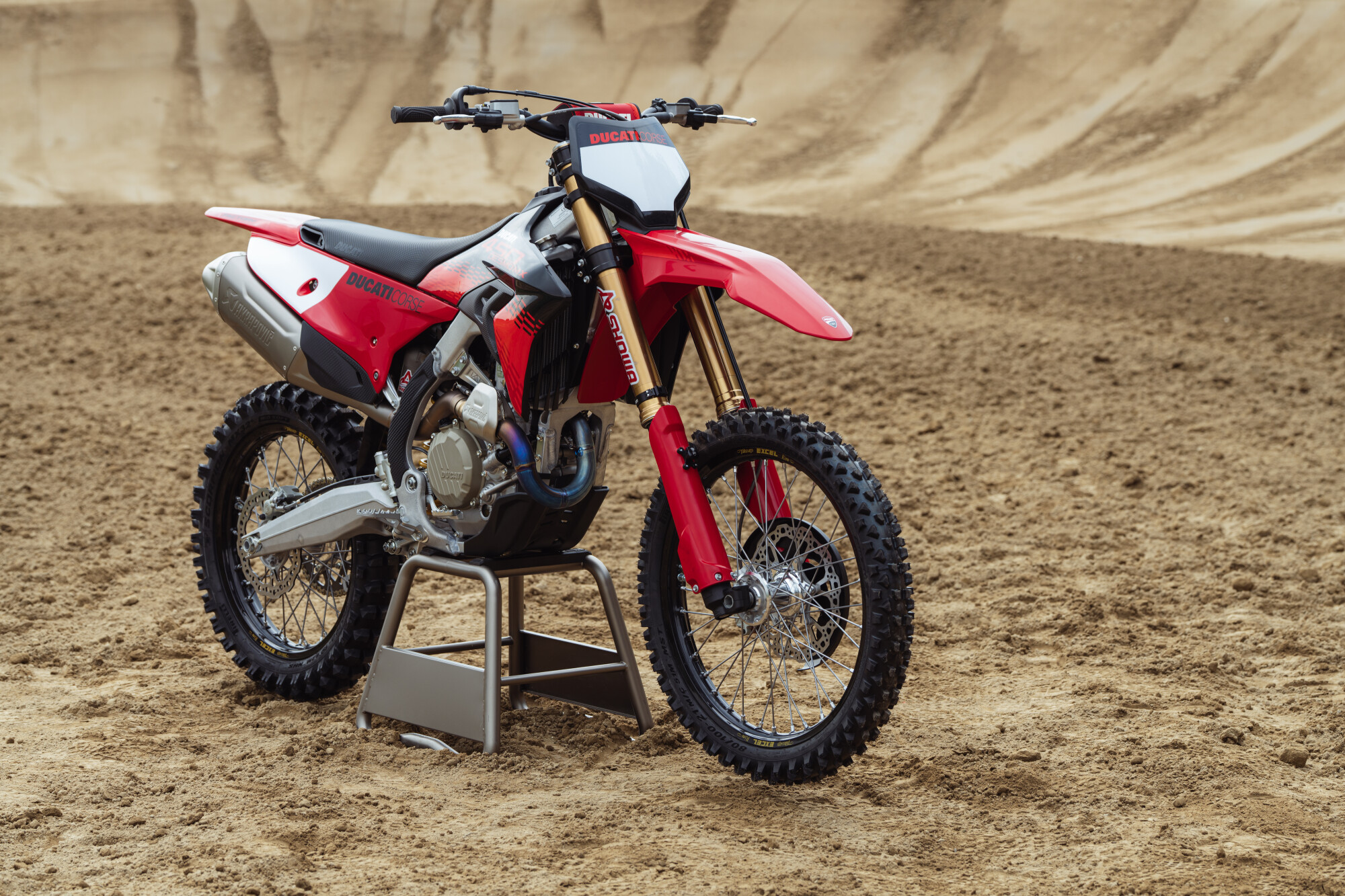 Ducati Desmo450 MX ou Desmo450 MX Factory de 2027; a versão específica não está identificada na galeria.