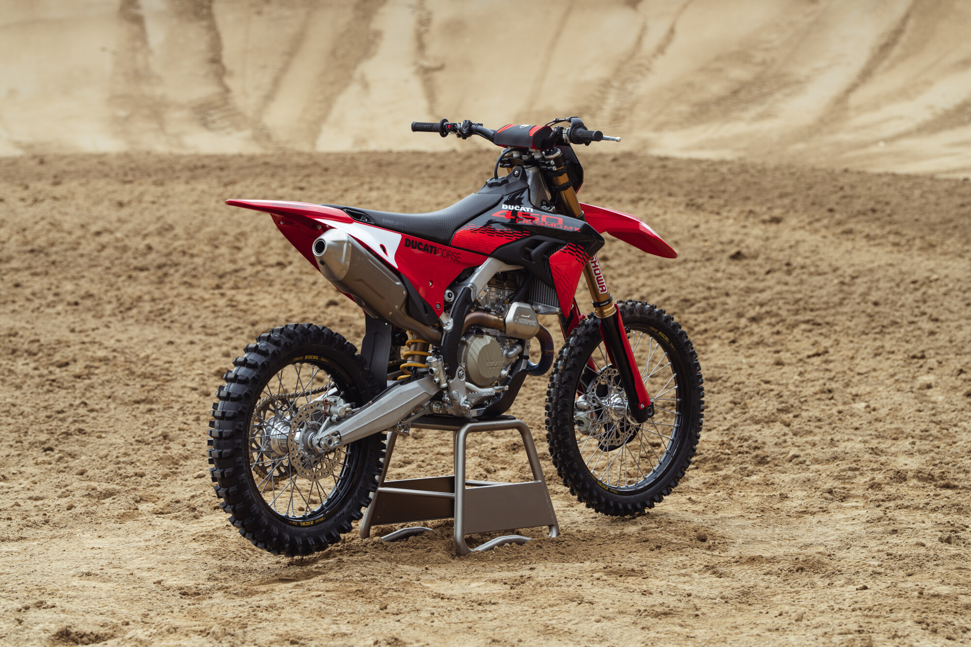 Ducati Desmo450 MX ou Desmo450 MX Factory de 2027; a versão específica não está identificada na galeria.