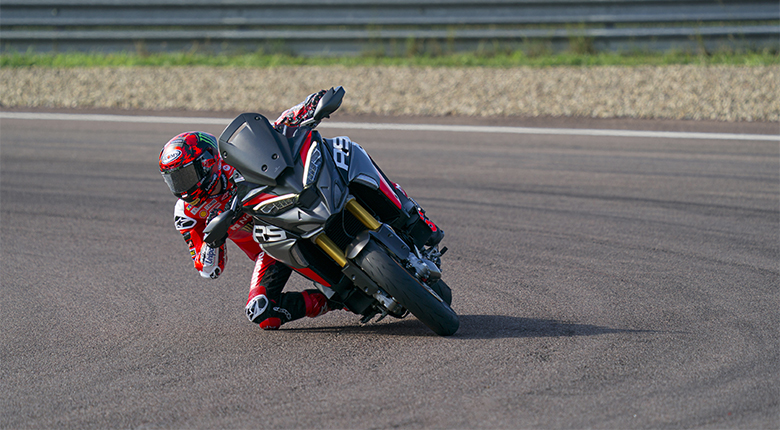 Não é a Diavel. Mostra a Ducati Multistrada V4 RS, a outra moto da gama RS, numa fotografia da galeria oficial.
