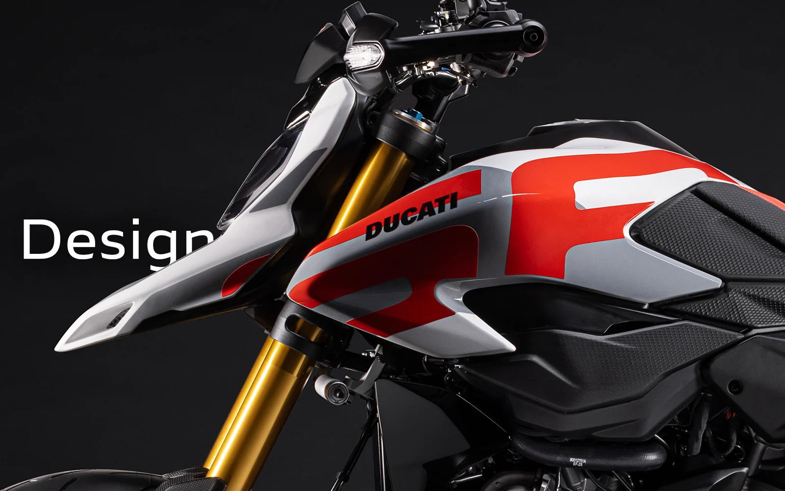 Na imagem, o Ducati Hypermotard V2, numa fotografia oficial da Ducati.
