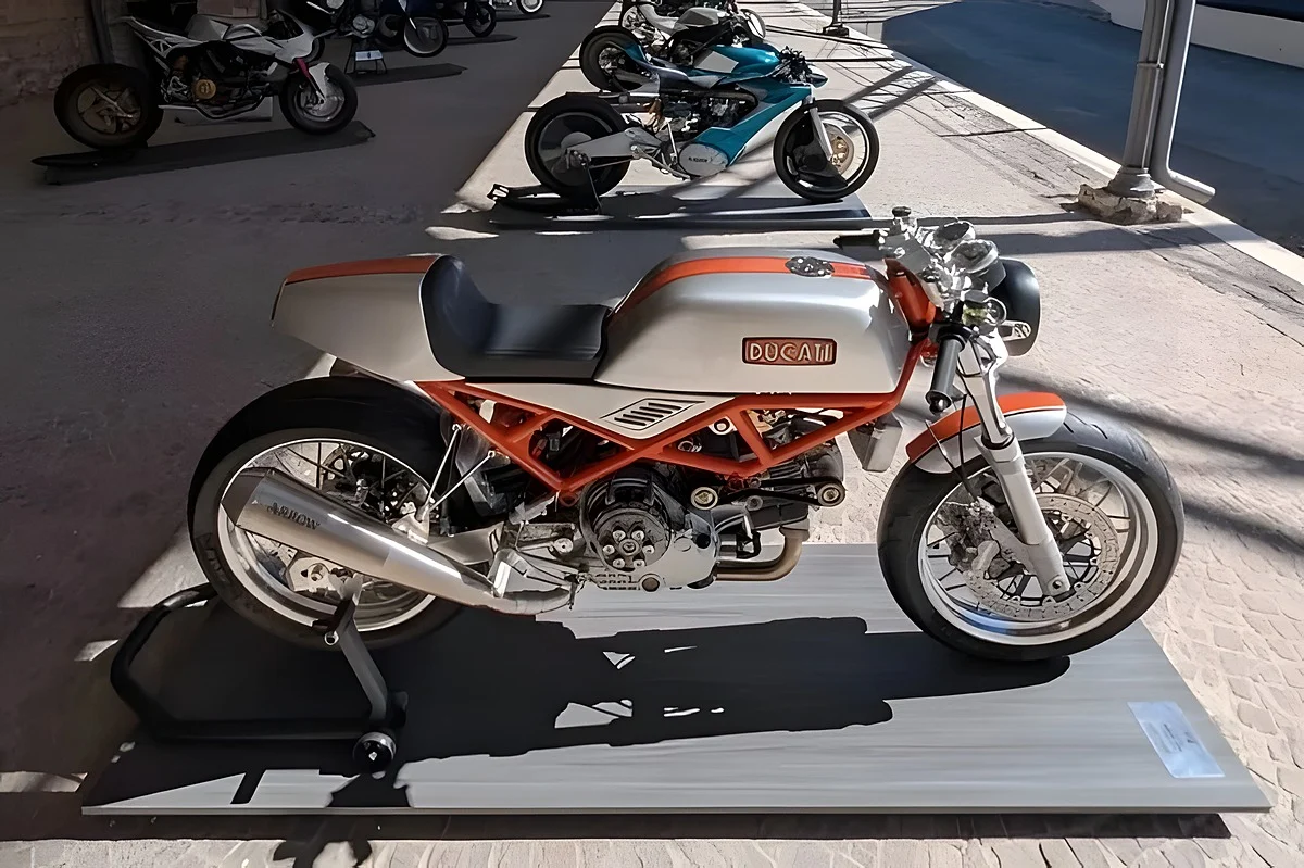Uma Ducati Monster 900ie feita à imagem da 750 GT