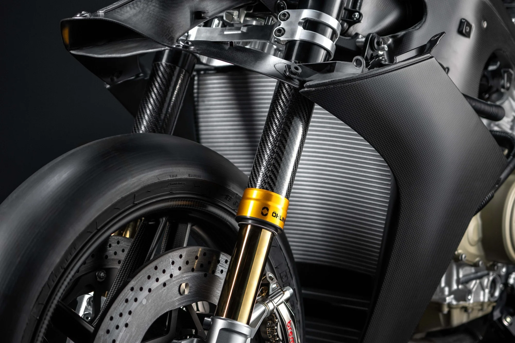A Ducati Superleggera V4 Centenario leva carbocerâmica à estrada