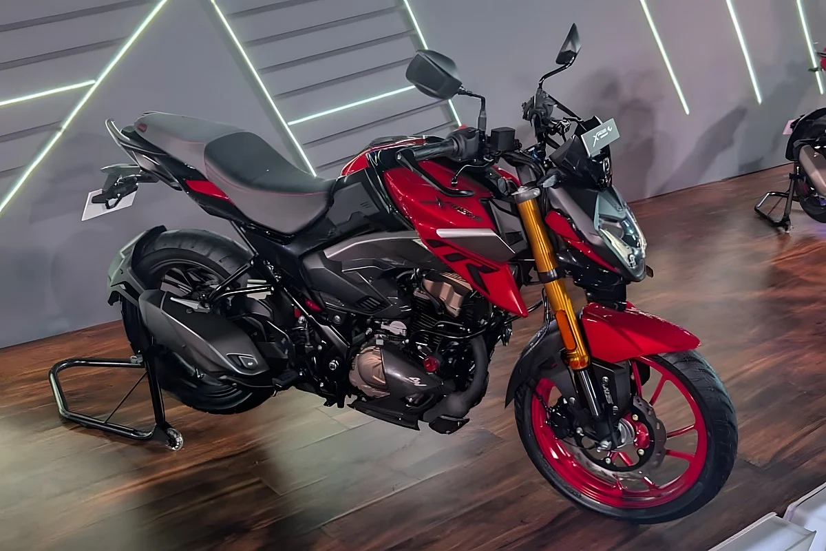 A Hero Xtreme 160R 4V reserva o ecrã TFT para a Carbon