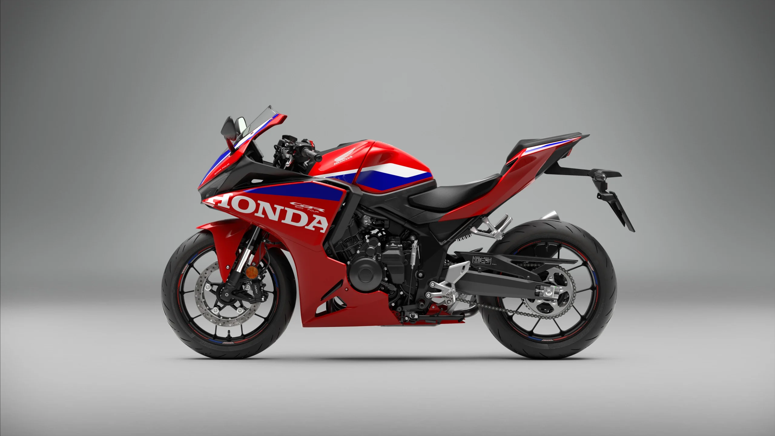 A Honda CBR500R FOUR junta 4 cilindros e versão para carta A2