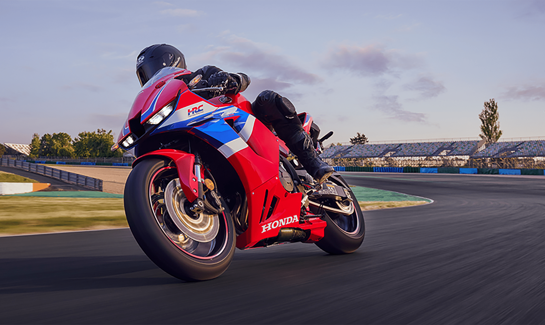 Só para pista, a Honda CBR600RR Race Base recebe peças HRC