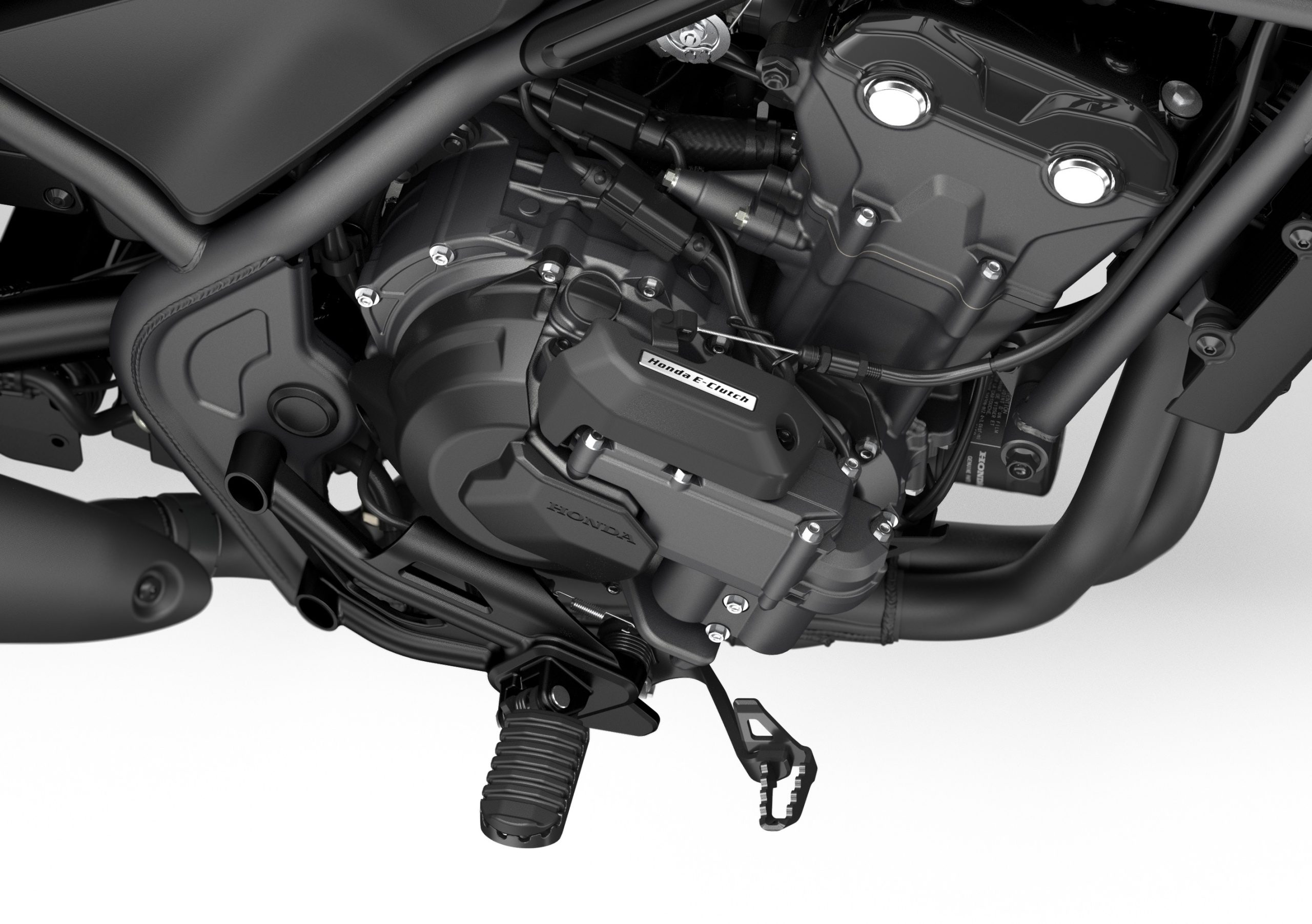 Pormenor da unidade E-Clutch na Honda CMX500 Rebel de 2027 em Mat Gunpowder Black Metallic, em estúdio.
