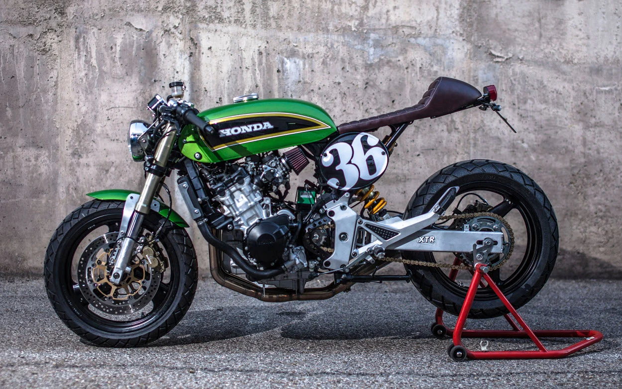 Uma Honda Hornet 600 com frente Ducati e depósito CB550