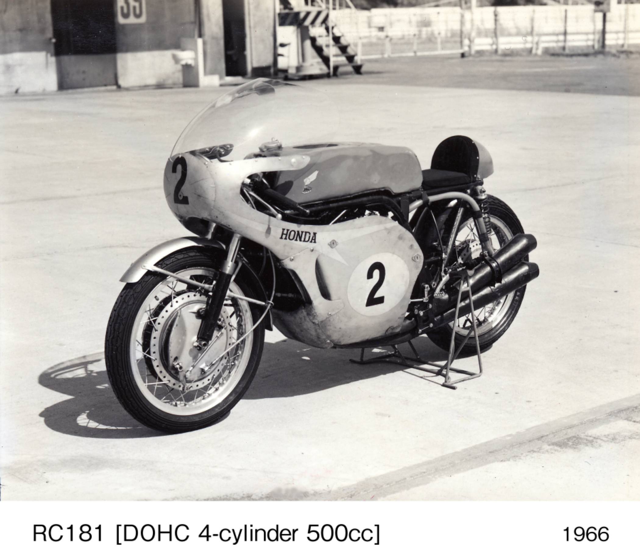 Não é a RC213V de Motegi. Mostra a Honda RC181, a moto da estreia da Honda na classe de 500 cc em 1966, numa imagem oficial da HRC do projeto The Dream. The Challenge.
