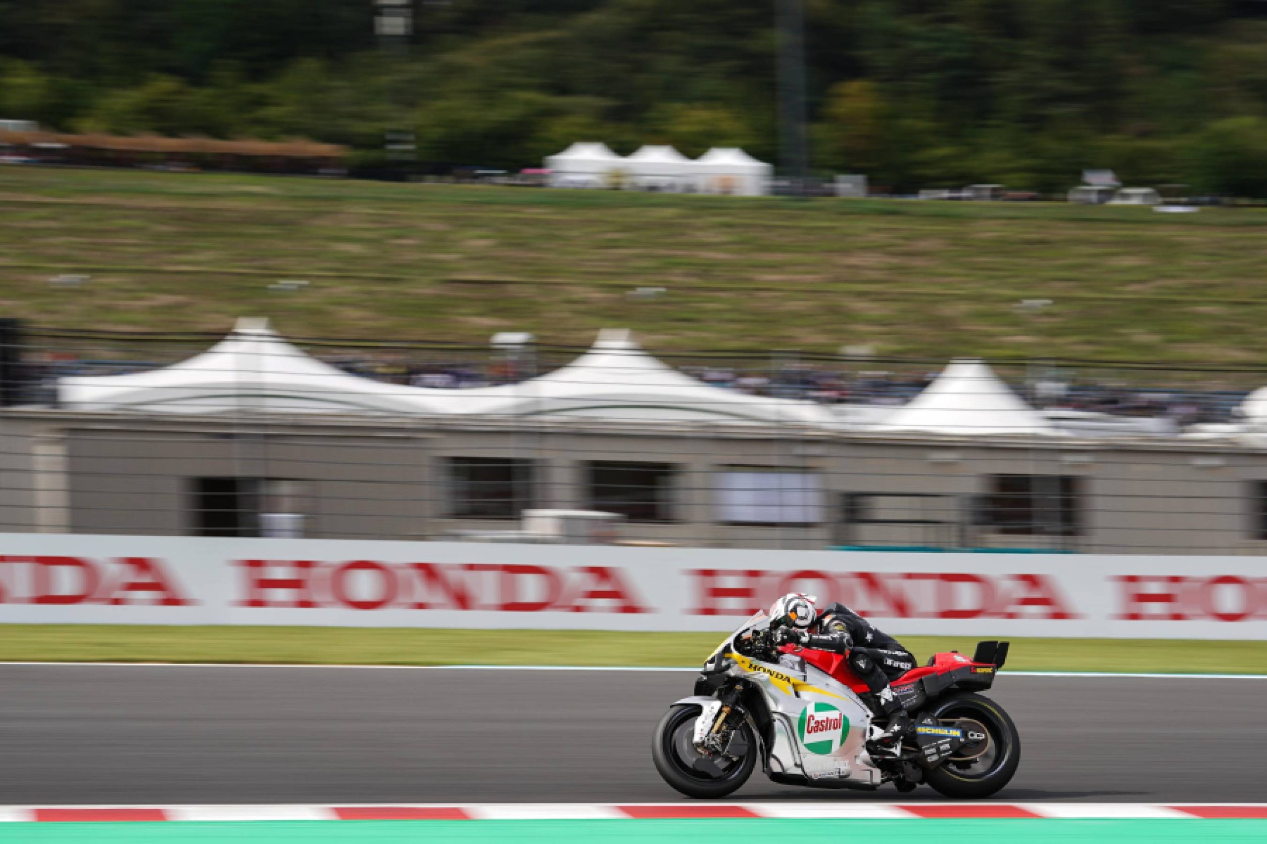 Luca Marini, da Honda HRC Castrol, no domingo do Grande Prémio do Japão de 2026, em Motegi, quando a Honda RC213V correu com a decoração dos 60 anos. Fotografia oficial da HRC.
