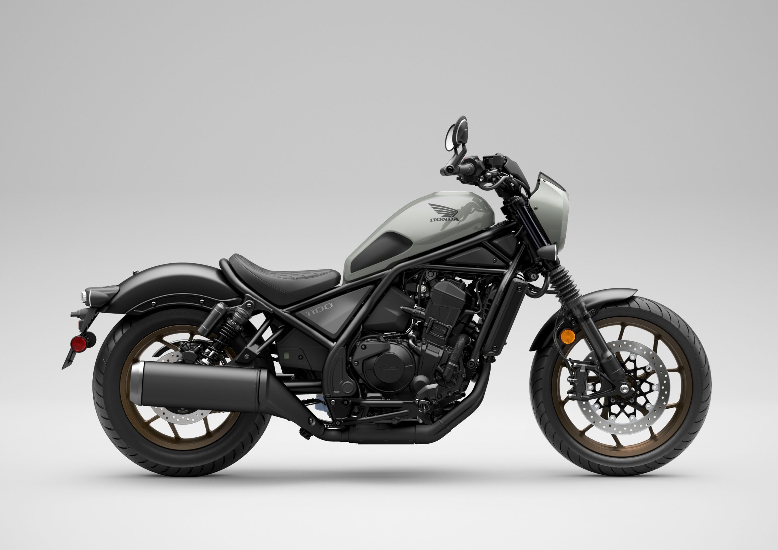 Honda CMX1100 Rebel de 2027 com caixa manual, de perfil, em estúdio. A Honda não identifica a cor nesta fotografia.