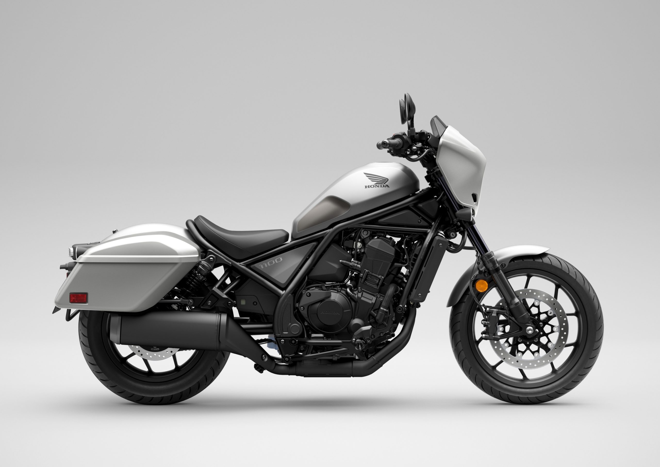 Honda Rebel 1100 de 2027 na cor Mat Beta Silver Metallic, que o comunicado reserva à CMX1100T, de perfil, em estúdio.