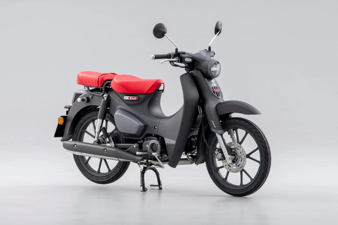 Na imagem, o Honda Super Cub, numa fotografia oficial da Honda.