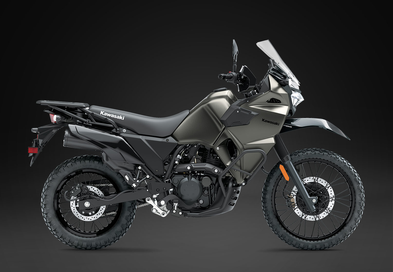 Kawasaki KLR650 DF ABS de 2027, na fotografia oficial da Kawasaki sobre a posição direita e os comandos montados sobre borracha