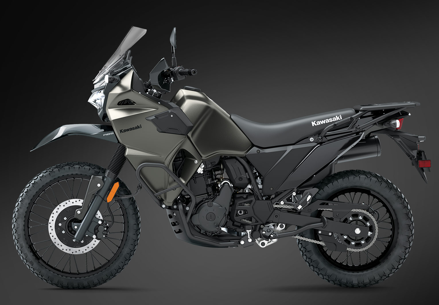 Kawasaki KLR650 DF ABS de 2027, na fotografia oficial da Kawasaki sobre a carroçaria em tons de terra e as peças a preto