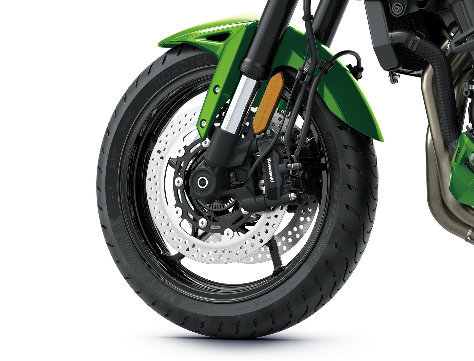 Kawasaki Versys 900 SE de 2027, pormenor da roda de 17 polegadas, da galeria oficial da Kawasaki.