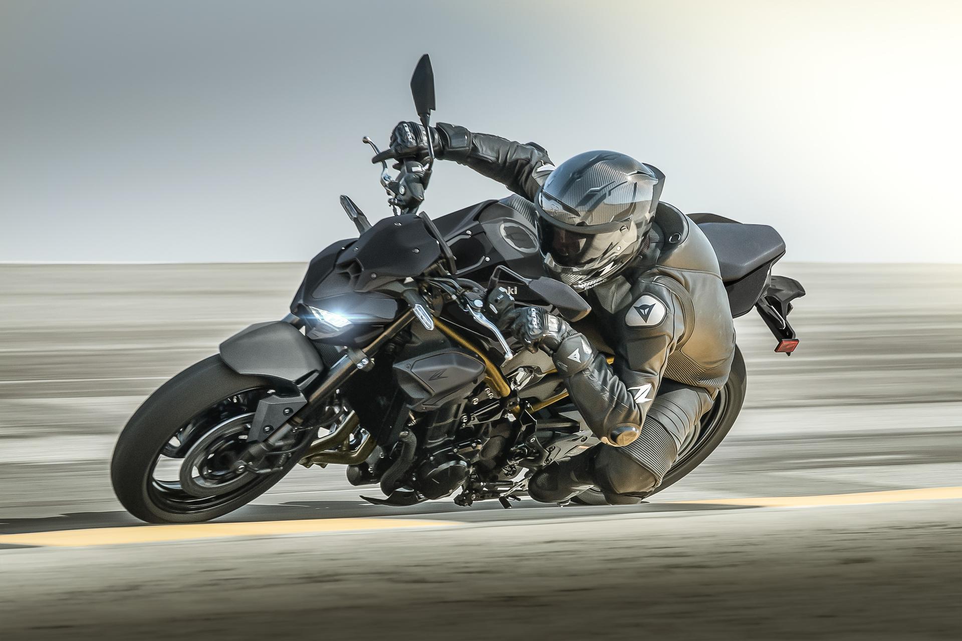 Kawasaki Z900 de 2026, a versão base; não é a Z900 SE.