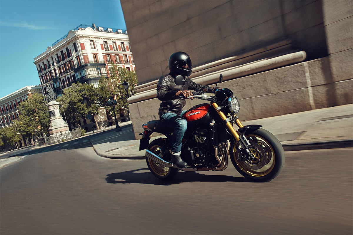 A Kawasaki Z900RS SE de 2026, numa fotografia oficial da marca.