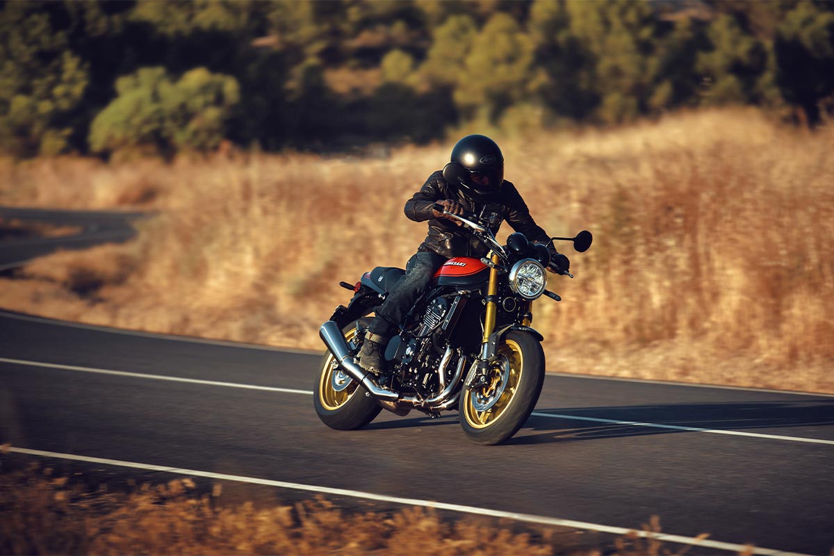 A Kawasaki Z900RS SE de 2026, numa fotografia oficial da marca.