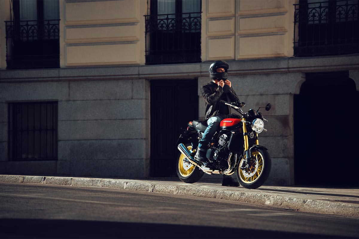 A Kawasaki Z900RS SE de 2026, numa fotografia oficial da marca.