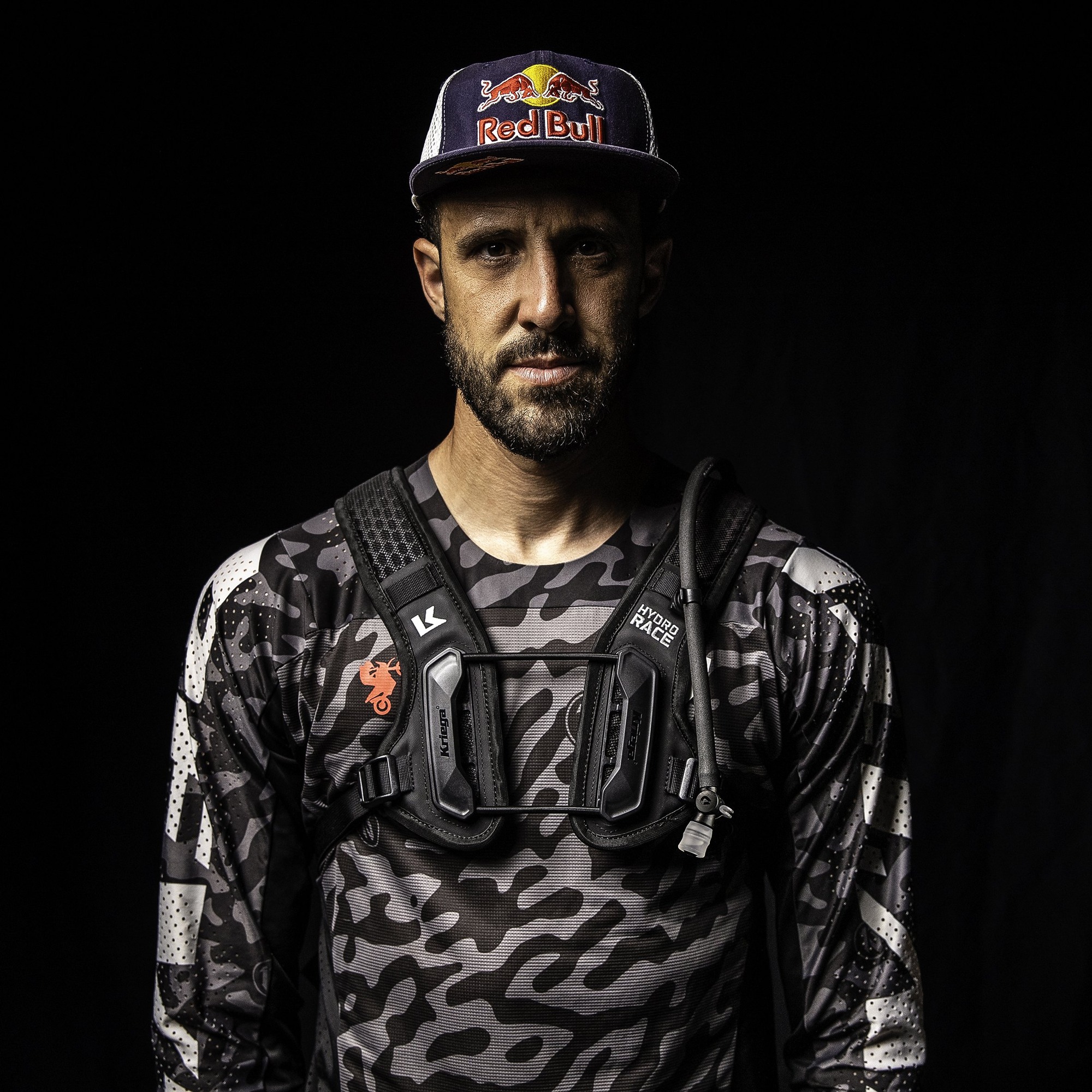 Na imagem, Pol Tarrés, embaixador da Kriega, com a mochila de hidratação Hydro Race, numa fotografia oficial do comunicado de lançamento da marca. A identificação do piloto vem do nome do ficheiro da Kriega; a prova e a data não são indicadas.