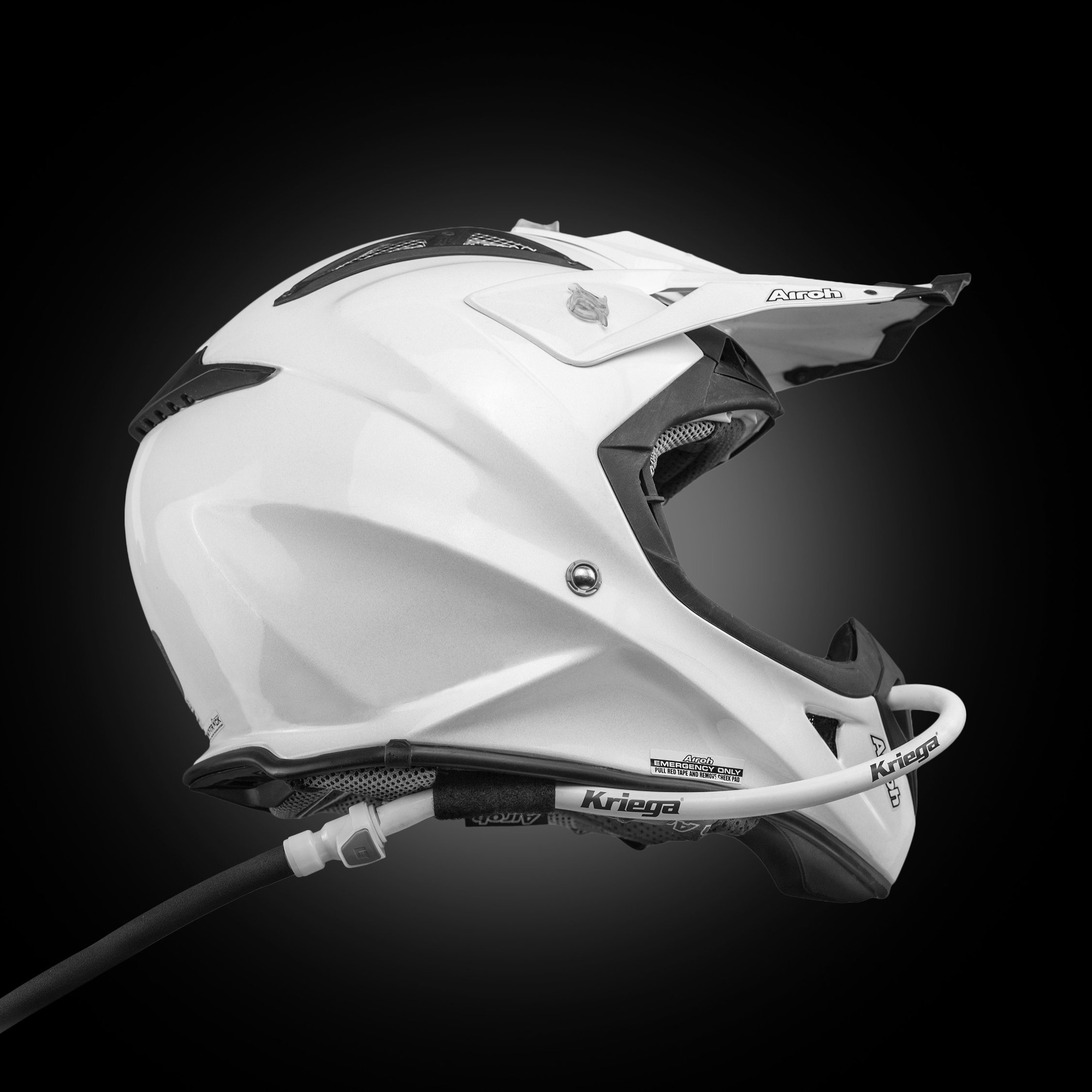 O Race Hands-Free Kit da Kriega montado num capacete, com a válvula junto à boca, numa fotografia do comunicado da Hydro Race.
