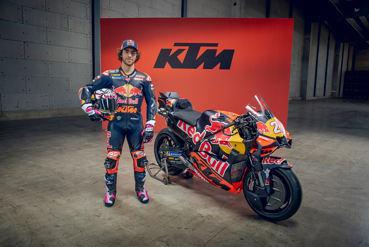 KTM RC16 de 2026 na sessão oficial de apresentação; piloto não identificado pela fonte.